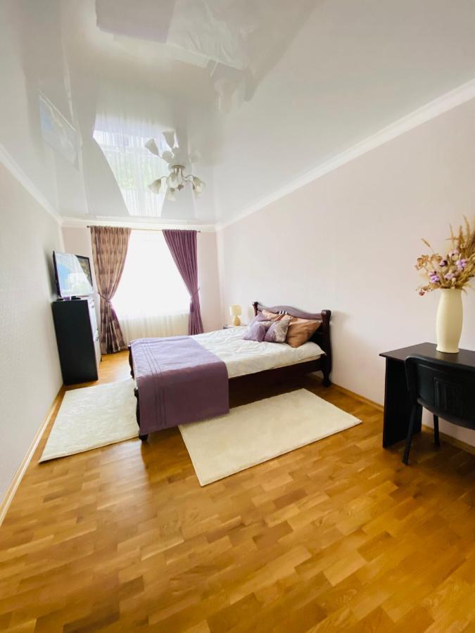Центр. Поруч Парк Та Став Leilighet Ternopil Eksteriør bilde
